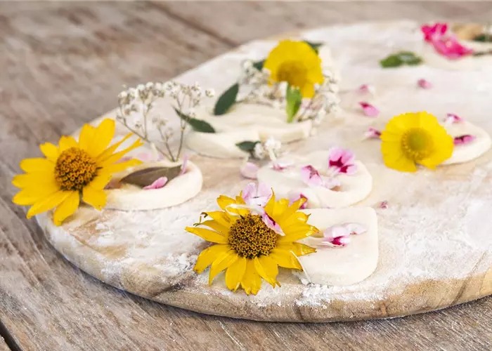 Blumenanhänger aus Salzteig – der Sommer wird bunt!