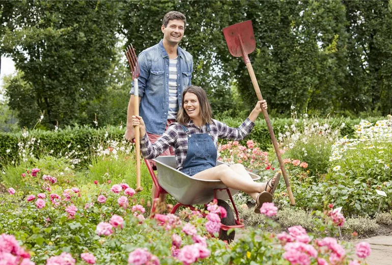 Frau in Schubkarre Frau in Schubkarre